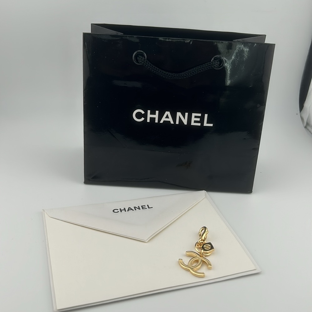 Chanel Beauty Limited Edition Holiday 2023 CC Logo Charm.
Brand NEW. - Picture 2 of 5